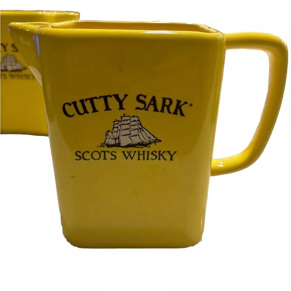 Curry Sark vintage yellow Whiskey pitcher no chips or breaks. - Picture 2 of 5